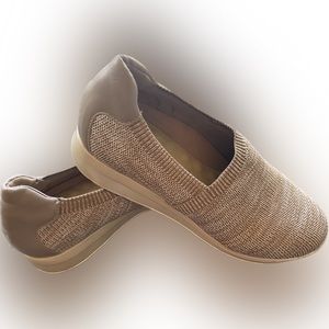 Walking Cradles Dorsey Slip-On Knit Sneaker Shoes Tan 8 M Ex. Condition